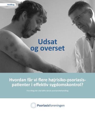 Billede viser forsiden af Psoriasisforeningens nye hvidbog 2021. En læge tilser huden på en psoriasispatient. Hvidbogens titel fremgår: Udsat og overset: Hvordan får vi flere højrisiko-psoriasispatienter i effektiv sygdomskontrol?