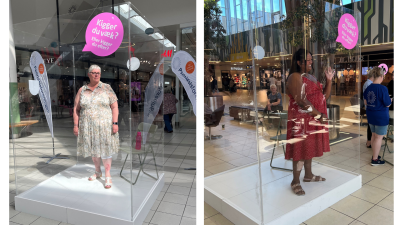 Anita står i glasboks i Aalborg Storcenter og Josefine står i glasboks i Rosengårdscentret Odense under psoriasisugen maj 2026