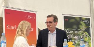 Influencer og podcaster Akavet Emma på scenen i samtale med hudlæge og professor Jesper Elberling