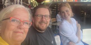 Landsformand Liselott Blixt tager selfie fra P1's Svingdøren live - med Simon Emil Ammitzbøll-Bille og Pernille Skipper