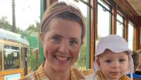 Portræt af Josefine Thomsen med sin søn Noah