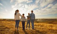 Familie på fire solnedgang bakke stockphoto