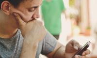 Stockfoto af mand med smartphone