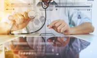 Udsnit af mandlig læge (ansigt ikke synligt) sidder foran tablet, en grafisk illustration af en internetbrowser og diverse ikoner er redigeret ind over billedet for at illustrere brugen af digital teknologi i sundhedsvæsnet.