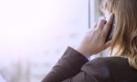 Kvinde med telefon besvarer et opkald