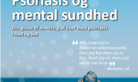 Billedet viser udsnit af folderens forside med grafisk design, billede af en strand med blåt hav og to menneskeder der sidder, den ene med armen over den andens skulder. 