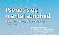 Billedet viser folderens forside med grafisk design, billede af en strand med blåt hav og to menneskeder der sikker, den ene med armen over den andens skulder.