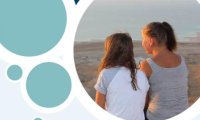 Billedet viser folderens forside med grafisk design og billede af to unge på en bakke i Israel ved solnedgang. 