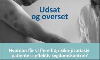 Billede viser et udsnit af forsiden på Psoriasisforeningens nye hvidbog 2021. En læge tilser huden på en psoriasispatient. Hvidbogens titel fremgår: Udsat og overset: Hvordan får vi flere højrisiko-psoriasispatienter i effektiv sygdomskontrol?