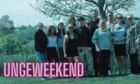 Fællesbillede fra ungeweekend maj 2023, en gruppe glade unge står foran et grønt område.